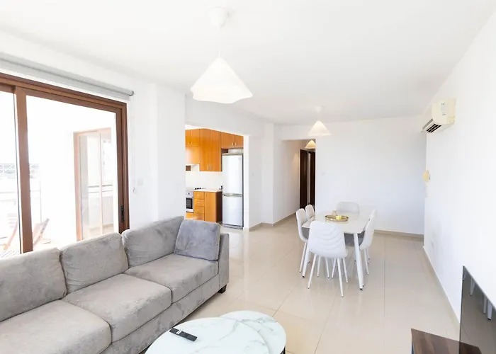 Spacious & Bright With Balcony Apartman