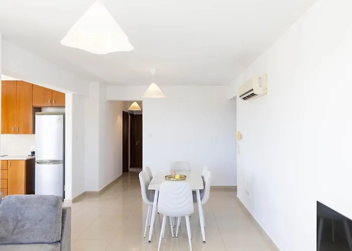 Spacious & Bright With Balcony Apartman