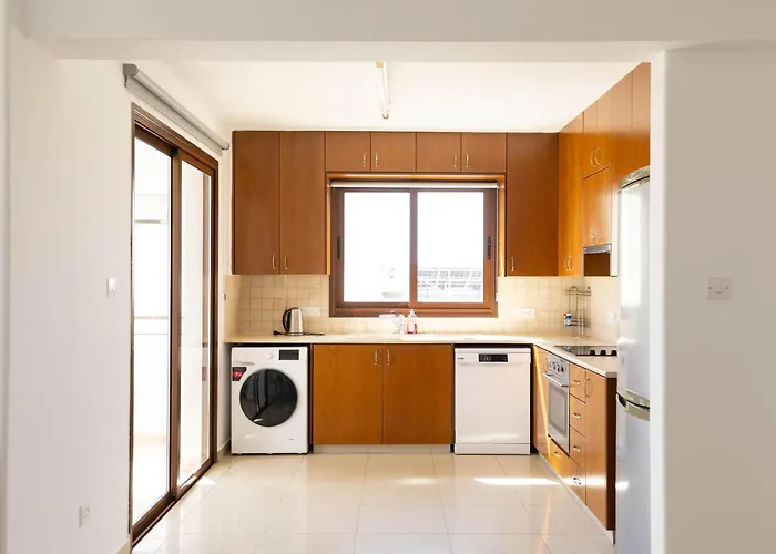 Spacious & Bright With Balcony *