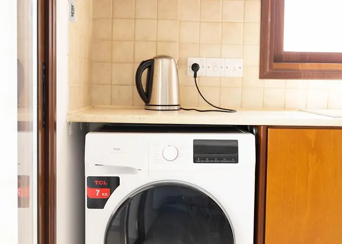 Spacious & Bright With Balcony *