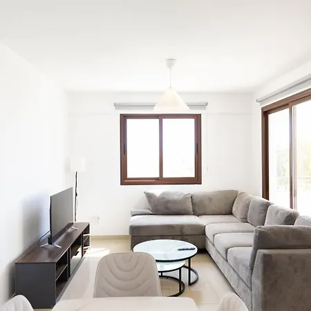 Spacious & Bright With Balcony *