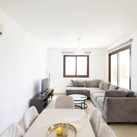 Spacious & Bright With Balcony