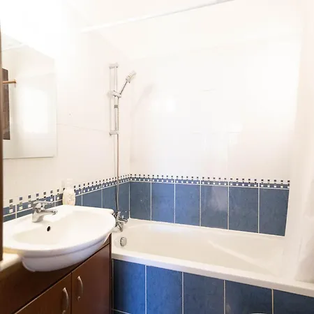 Spacious & Bright With Balcony