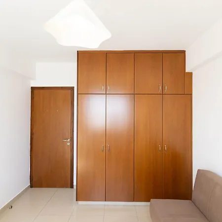 公寓 Spacious & Bright With Balcony 拉纳卡