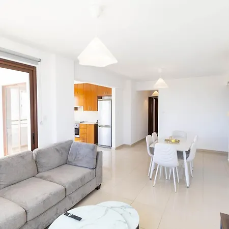 Spacious & Bright With Balcony 公寓