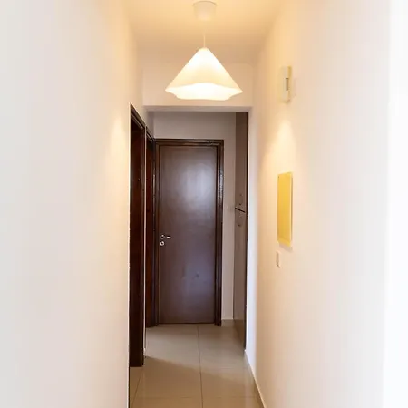 Spacious & Bright With Balcony * 拉纳卡