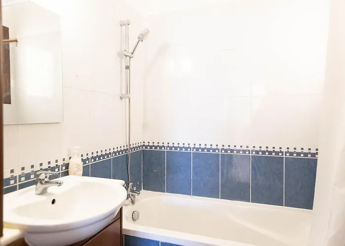 Spacious & Bright With Balcony